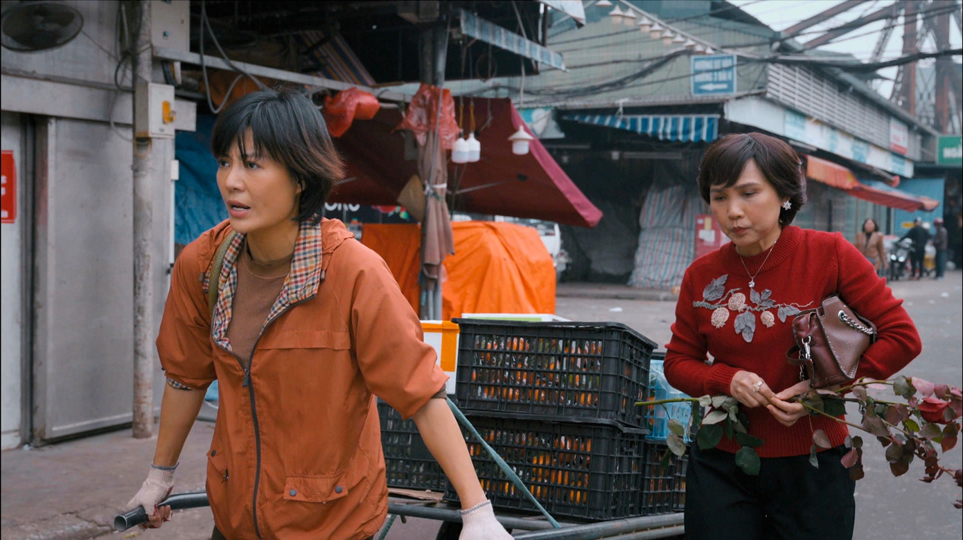 Thanh Hương trong vai Luyến, một cô gái làm nghề khuân vác trong khu chợ. Thanh Hương trong vai Luyến, một cô gái làm nghề khuân vác trong khu chợ.