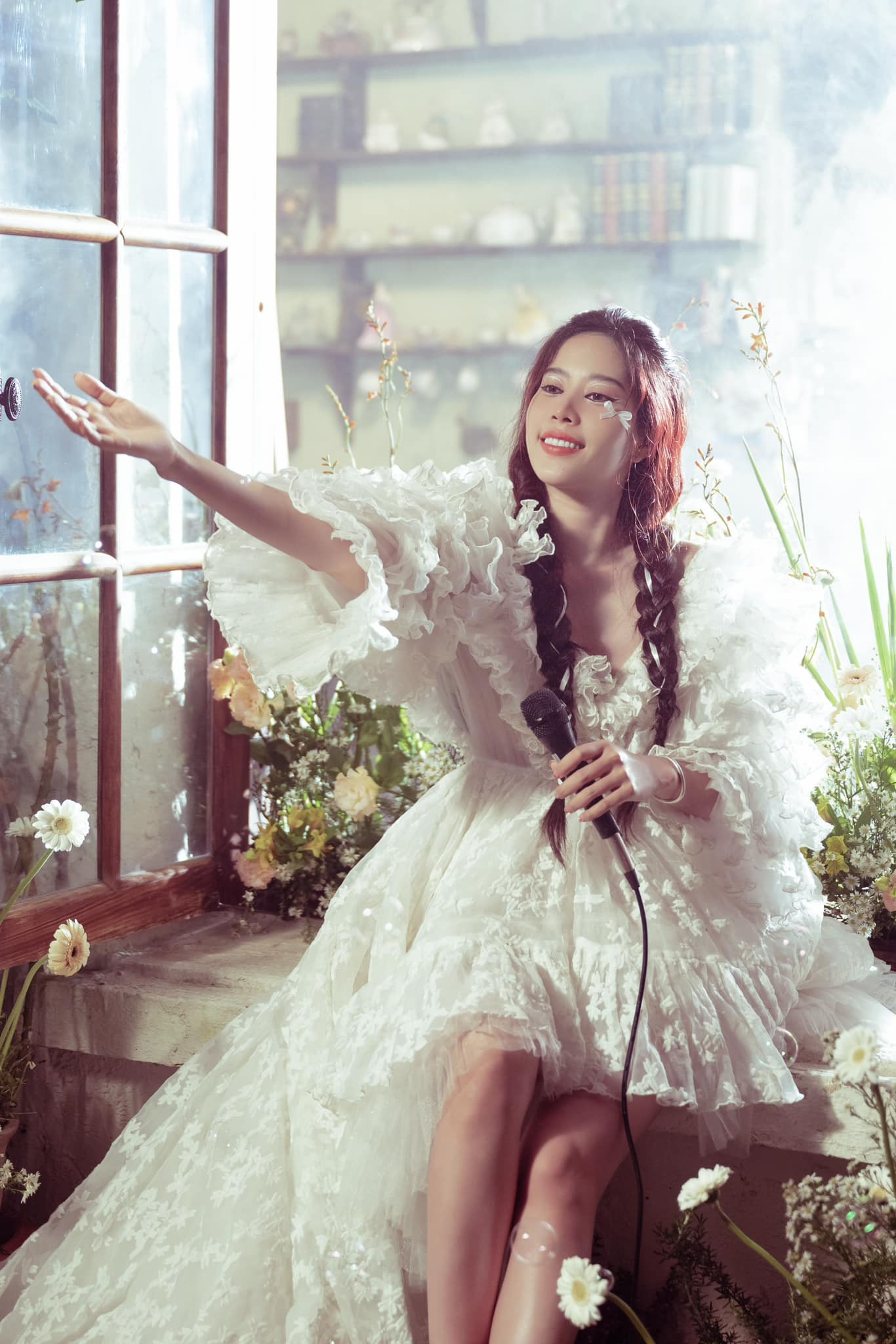 Nam Em được khen ngày càng xinh đẹp sau thời gian "ở ẩn".