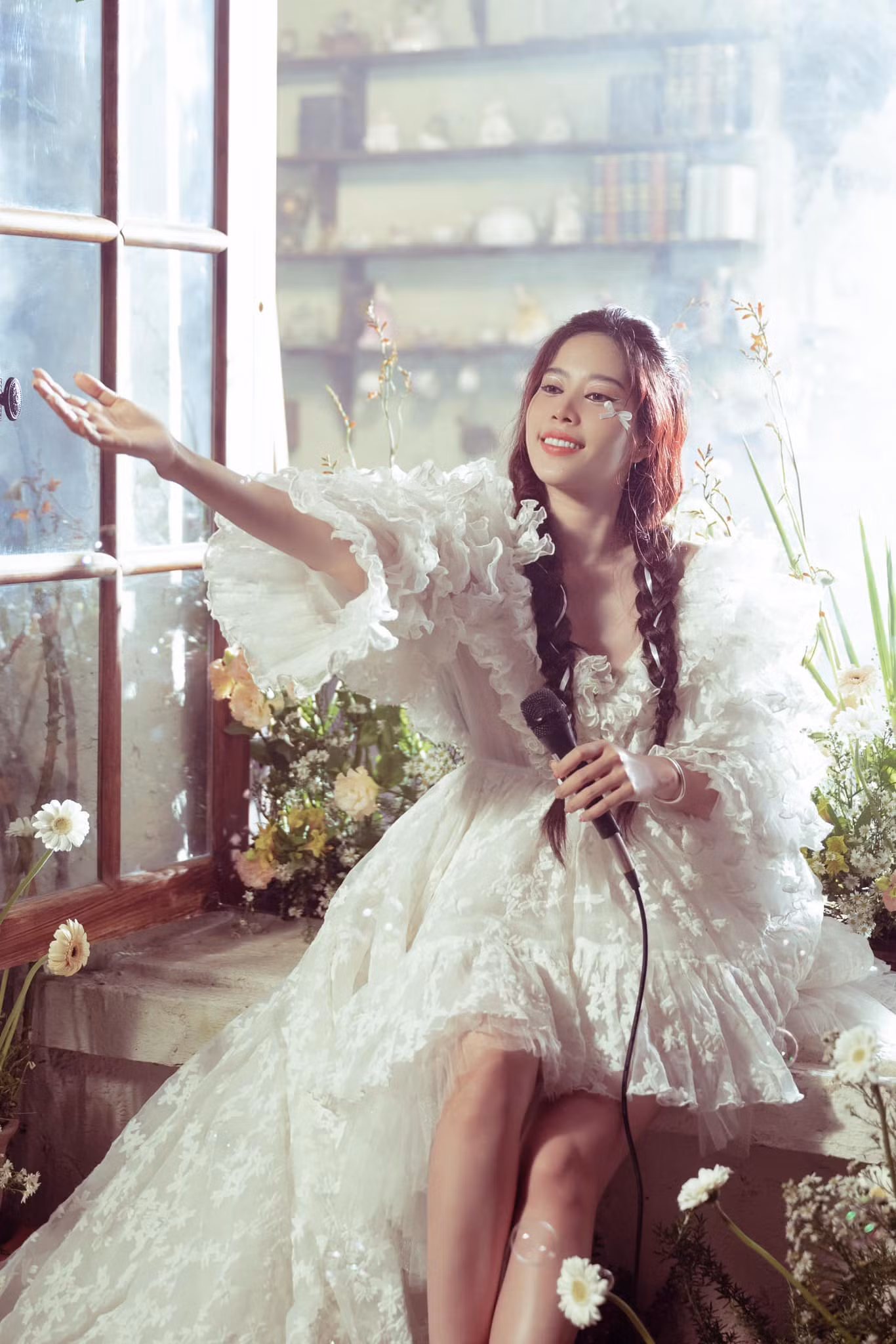 Nam Em được khen ngày càng xinh đẹp sau thời gian "ở ẩn".