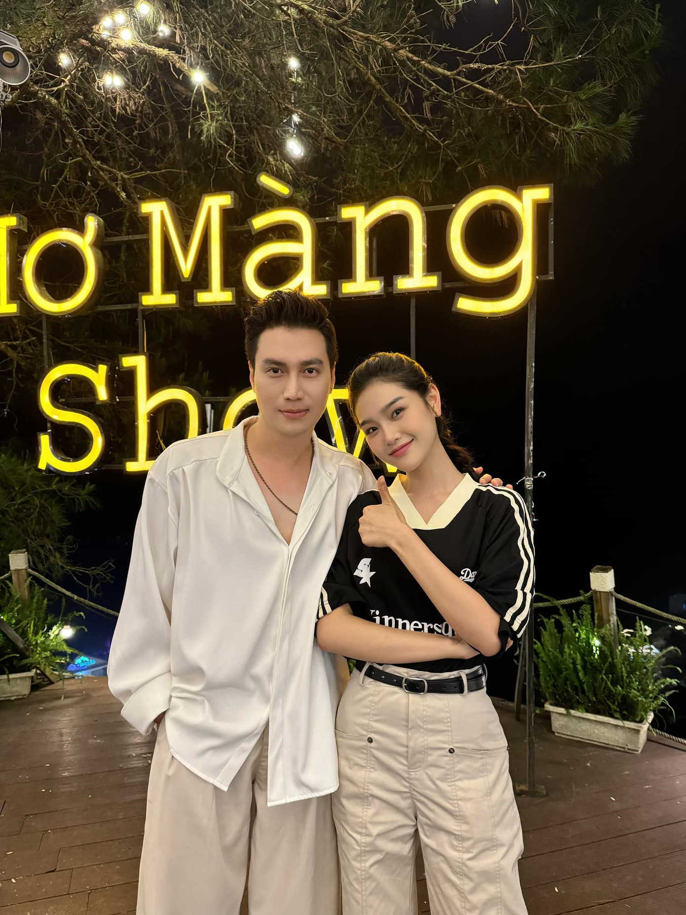 Cù Thị Trà và Việt Anh bị nghi ngờ "phim giả tình thật" vì quá đẹp đôi.