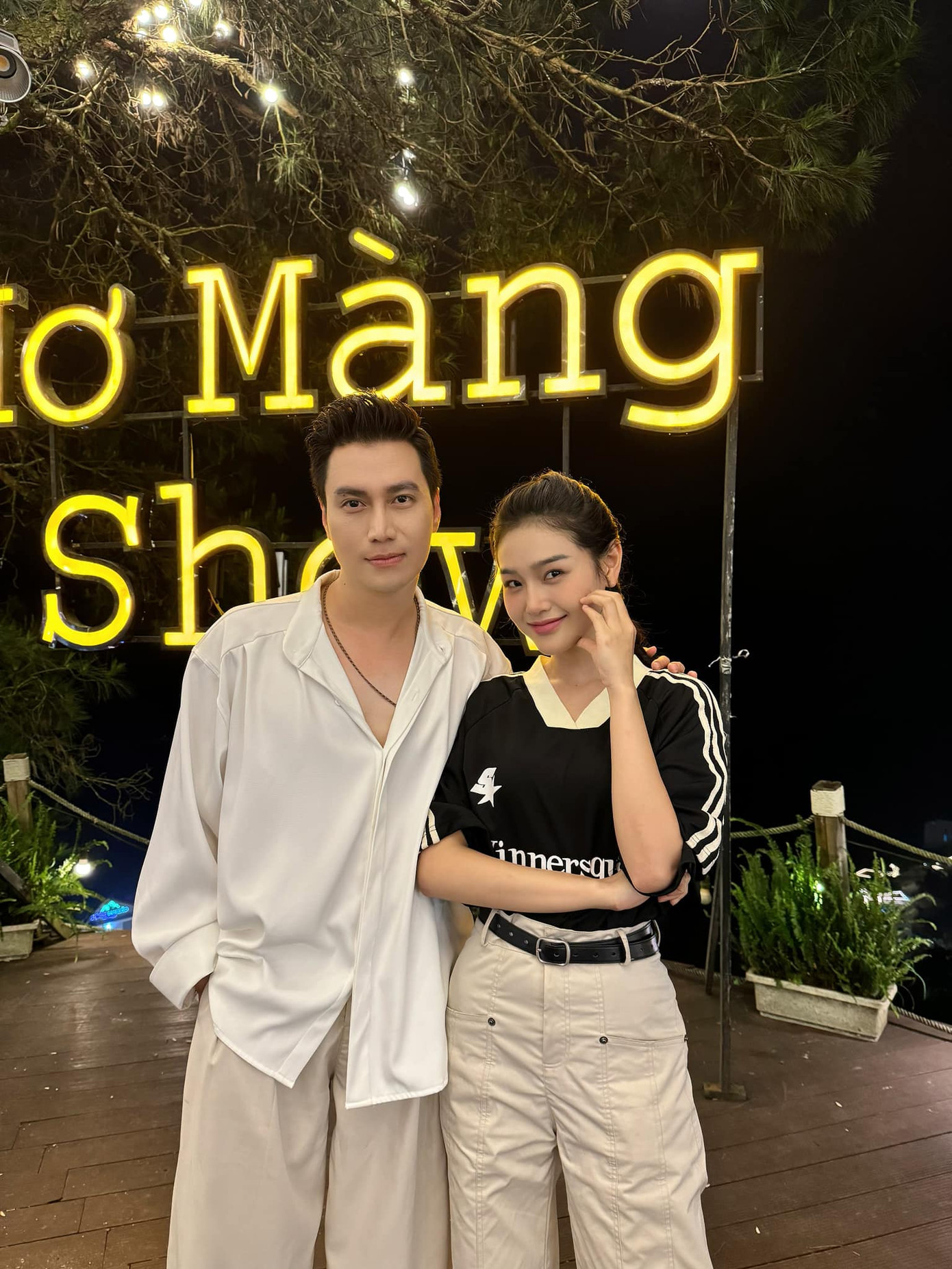 Cù Thị Trà và Việt Anh bị nghi ngờ "phim giả tình thật" vì quá đẹp đôi.