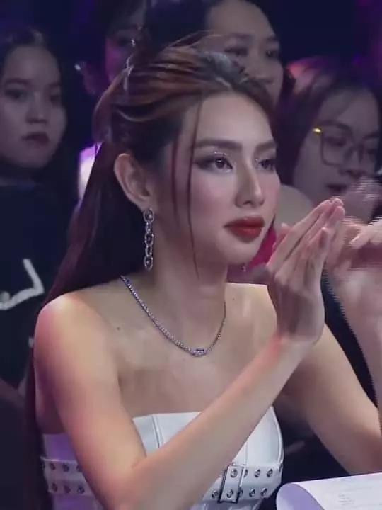 Thùy Tiên không giấu được vẻ mệt mỏi sau khi trải qua nhiều chuyện không vui. Thùy Tiên không giấu được vẻ mệt mỏi sau khi trải qua nhiều chuyện không vui.