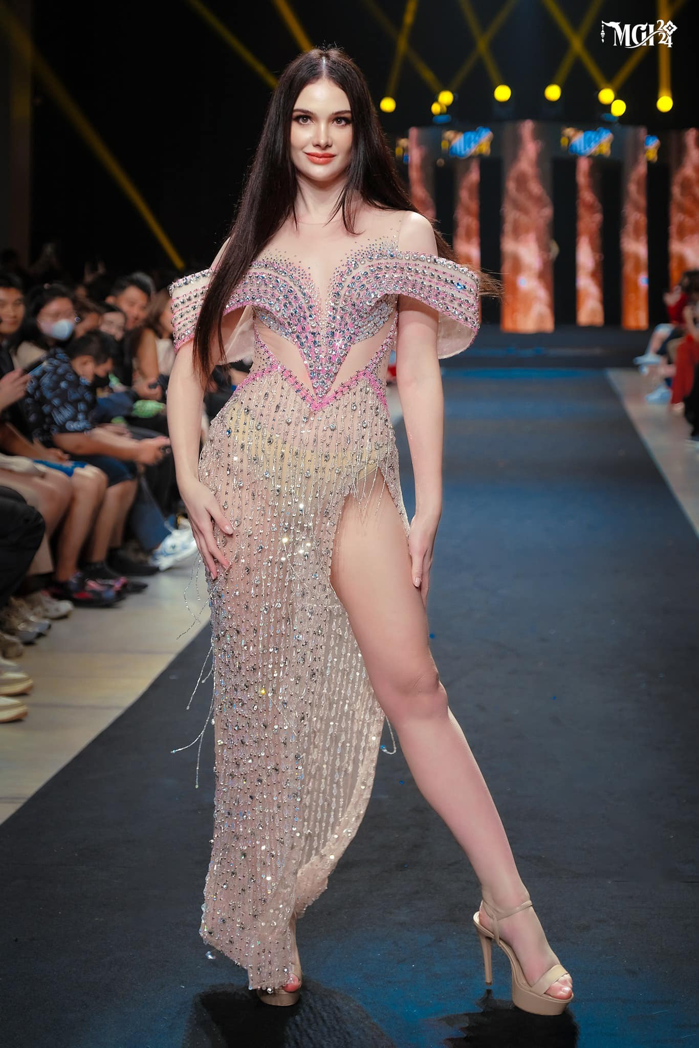 Nàng hậu đến từ Ukraine cũng gây bất ngờ.