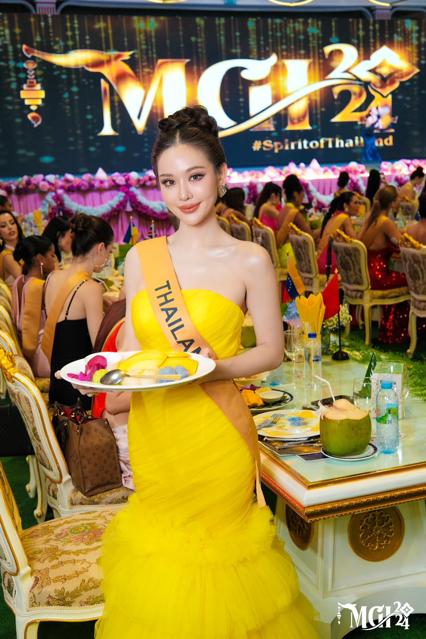 Miss Grand Thái Lan rất thân thiết với đại diện Việt Nam. Miss Grand Thái Lan rất thân thiết với đại diện Việt Nam.