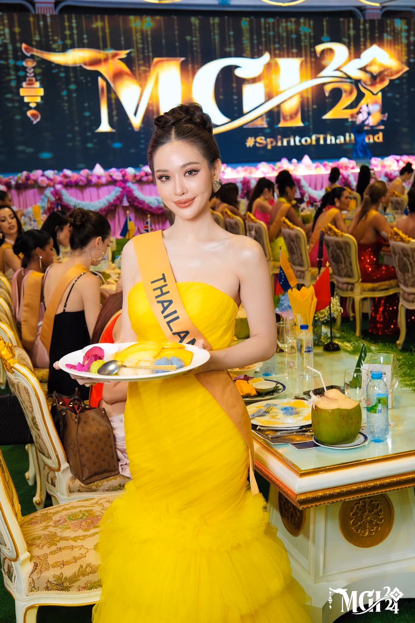 Miss Grand Thái Lan rất thân thiết với đại diện Việt Nam. Miss Grand Thái Lan rất thân thiết với đại diện Việt Nam.
