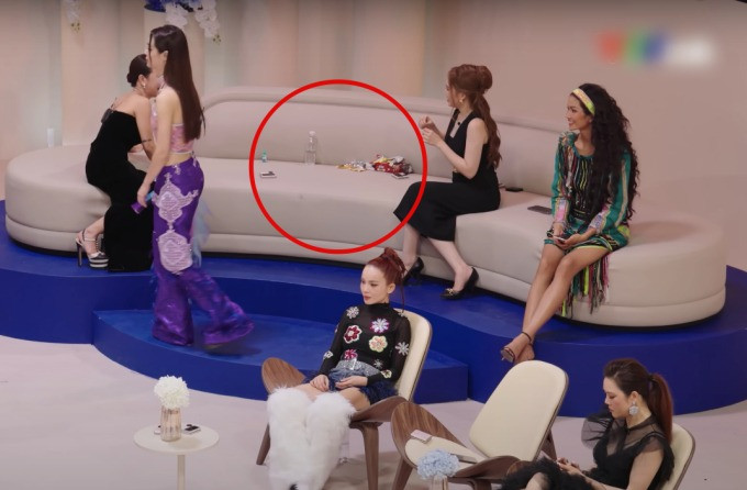 Các Chị Đẹp để đồ ăn ngay trên ghế ngồi nên bị lọt vào khuôn hình. Các Chị Đẹp để đồ ăn ngay trên ghế ngồi nên bị lọt vào khuôn hình.