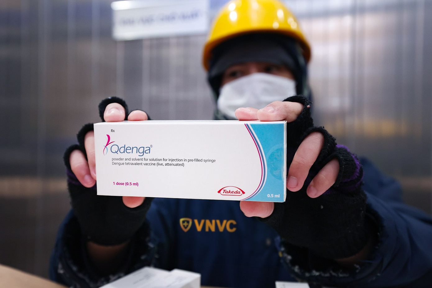 Cận cảnh hộp vắc xin phòng sốt xuất huyết được người dân Việt Nam mong đợi.