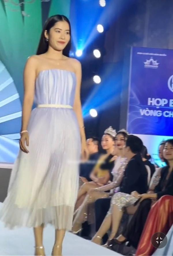 Cô rạng rỡ trong buổi họp báo khởi động vòng Chung kết Cô rạng rỡ trong buổi họp báo khởi động vòng Chung kết