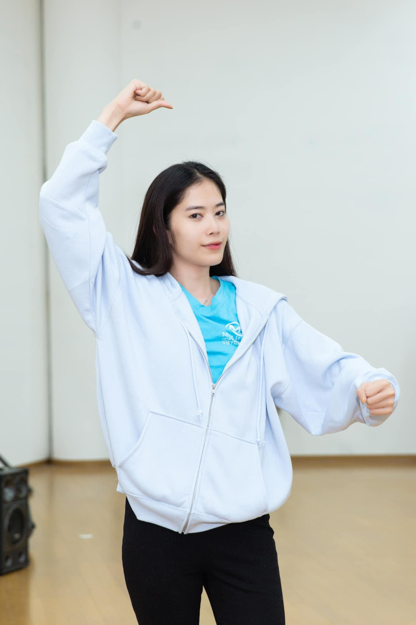 Cô đang tích cực tập luyện cho đêm Chung kết Cô đang tích cực tập luyện cho đêm Chung kết