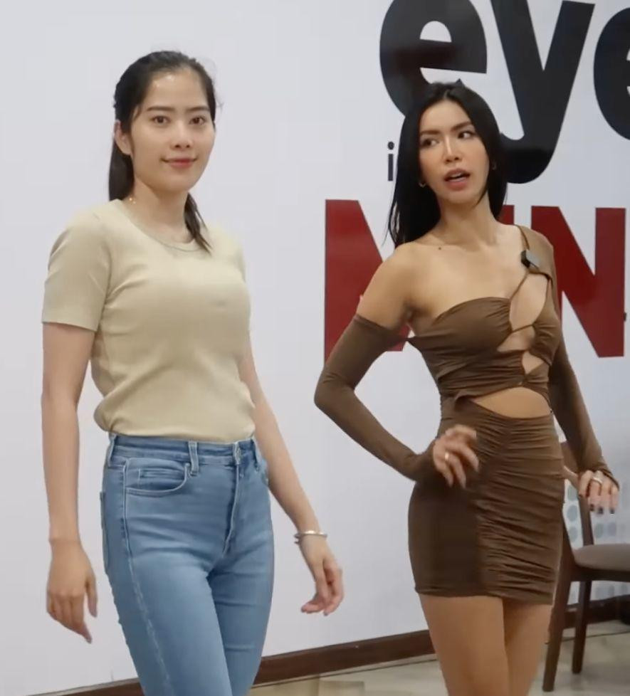 Nam Em miệt mài luyện tập theo hướng dẫn của Minh Tú Nam Em miệt mài luyện tập theo hướng dẫn của Minh Tú