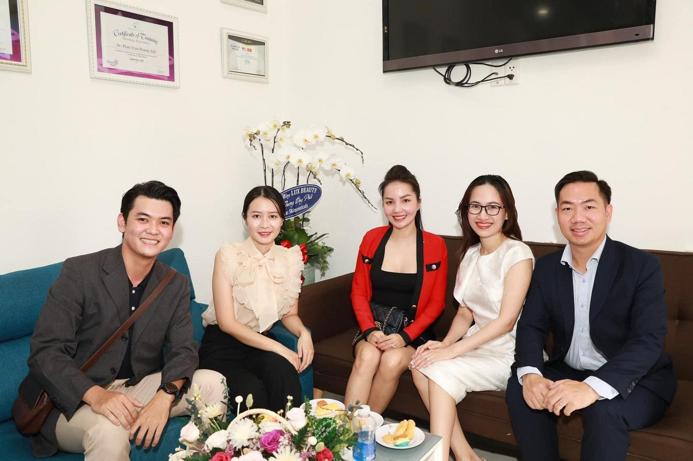 Bác sĩ Tô Lan Phương cùng những khách mời tham dự khai trương