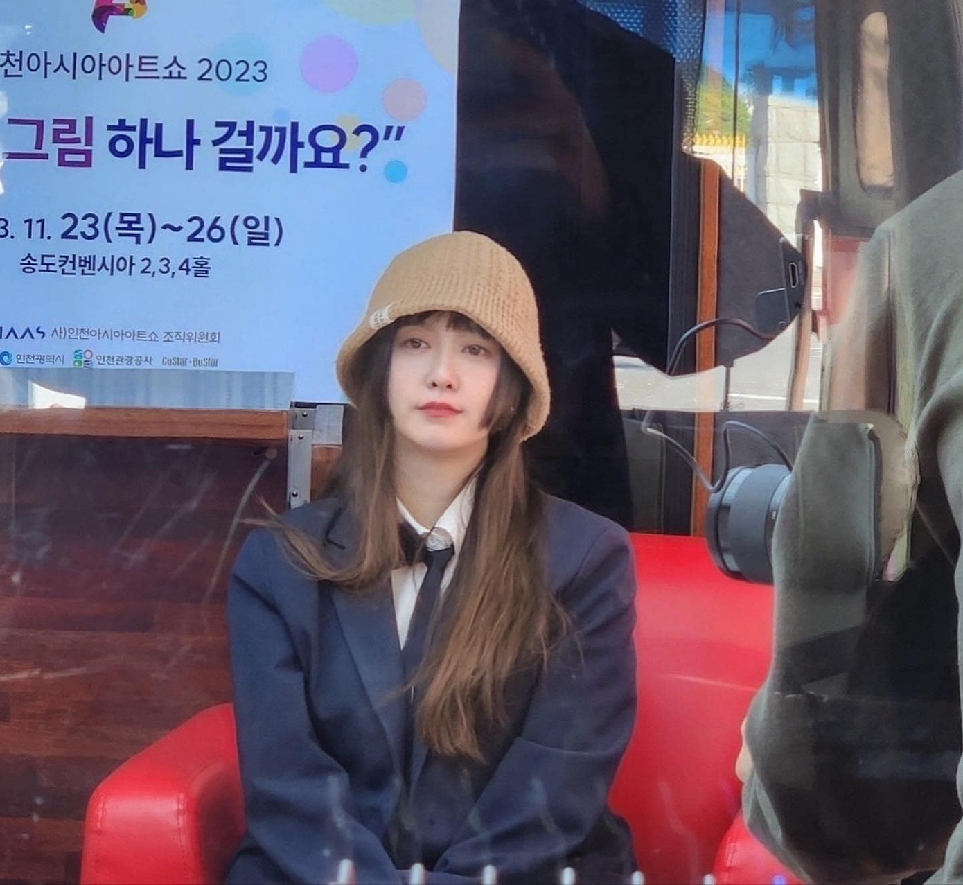 Nữ diễn viên than thở đã tiêu hết tiền. Nữ diễn viên than thở đã tiêu hết tiền.