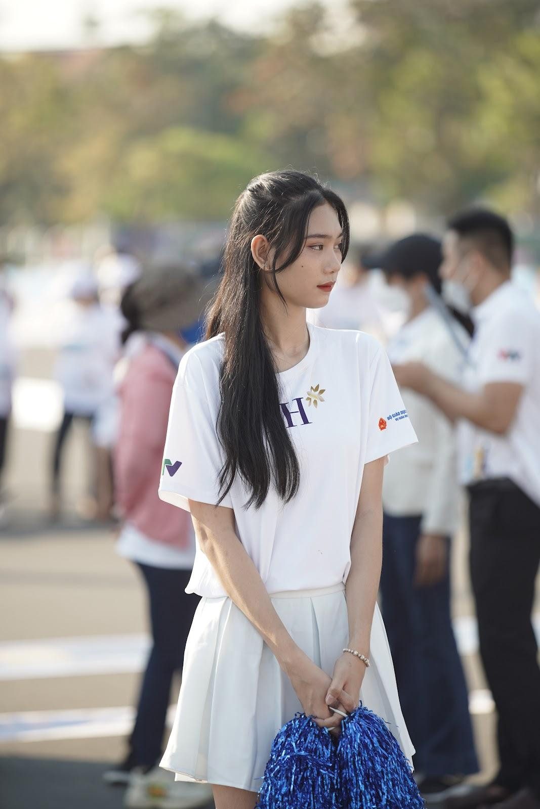 Không chỉ riêng các runner, những nữ cổ động viên cũng gây chú ý bởi vẻ ngoài trẻ trung, rạng rỡ cùng những màn cổ động cuồng nhiệt. Không chỉ riêng các runner, những nữ cổ động viên cũng gây chú ý bởi vẻ ngoài trẻ trung, rạng rỡ cùng những màn cổ động cuồng nhiệt.