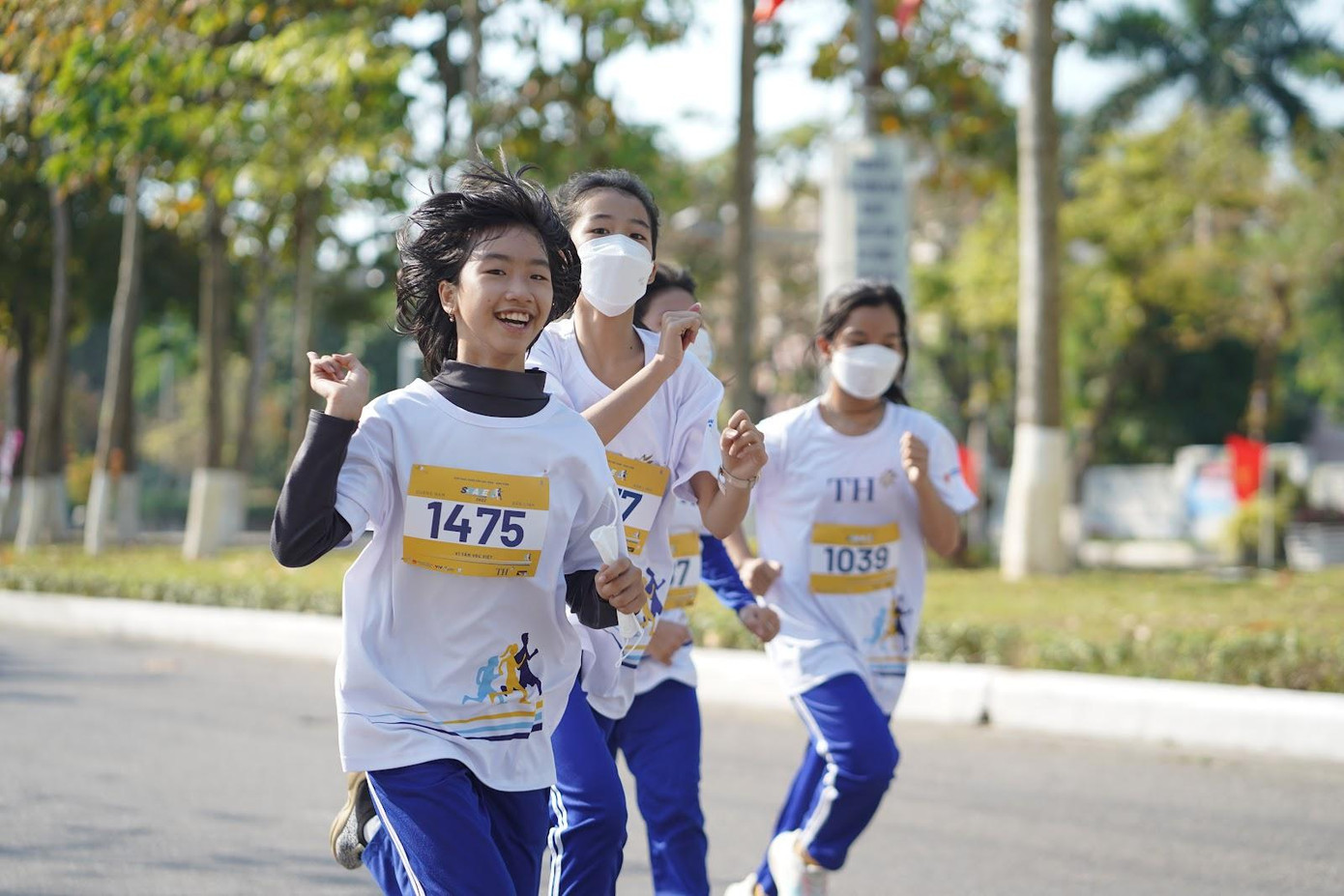 Dù phải vượt qua một quãng đường chạy khá dài (1,5 km) nhưng các nữ runner luôn xinh đẹp, rạng rỡ cùng tinh thần thể thao và ý chí bền bỉ. Dù phải vượt qua một quãng đường chạy khá dài (1,5 km) nhưng các nữ runner luôn xinh đẹp, rạng rỡ cùng tinh thần thể thao và ý chí bền bỉ.