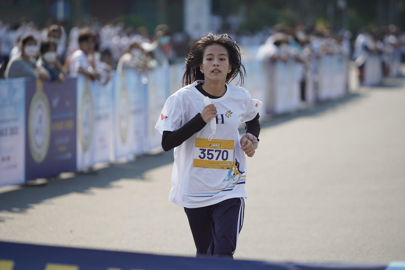 Nữ sinh Trần Thị Yến Nhi - trường THPT Phan Bội Châu tham dự S-Race 2022 với mong muốn trải nghiệm và vượt qua giới hạn của bản thân mình. Nữ sinh Trần Thị Yến Nhi - trường THPT Phan Bội Châu tham dự S-Race 2022 với mong muốn trải nghiệm và vượt qua giới hạn của bản thân mình.