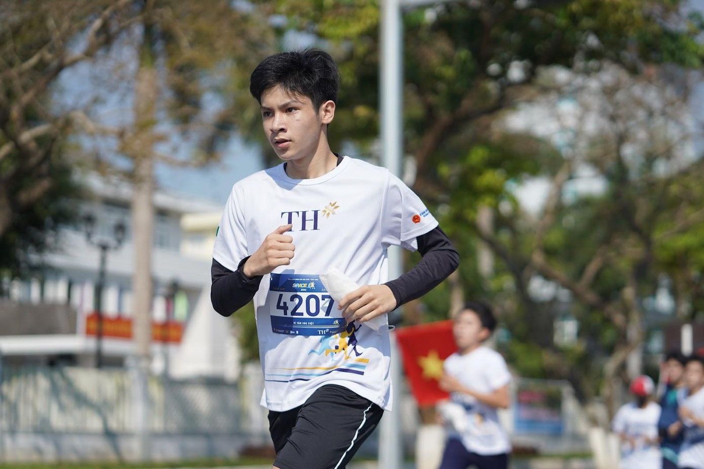 Xuất hiện với bước chạy khỏe khoắn, nam sinh này đã “đánh cắp” trái tim của bao bạn nữ. Xuất hiện với bước chạy khỏe khoắn, nam sinh này đã “đánh cắp” trái tim của bao bạn nữ.