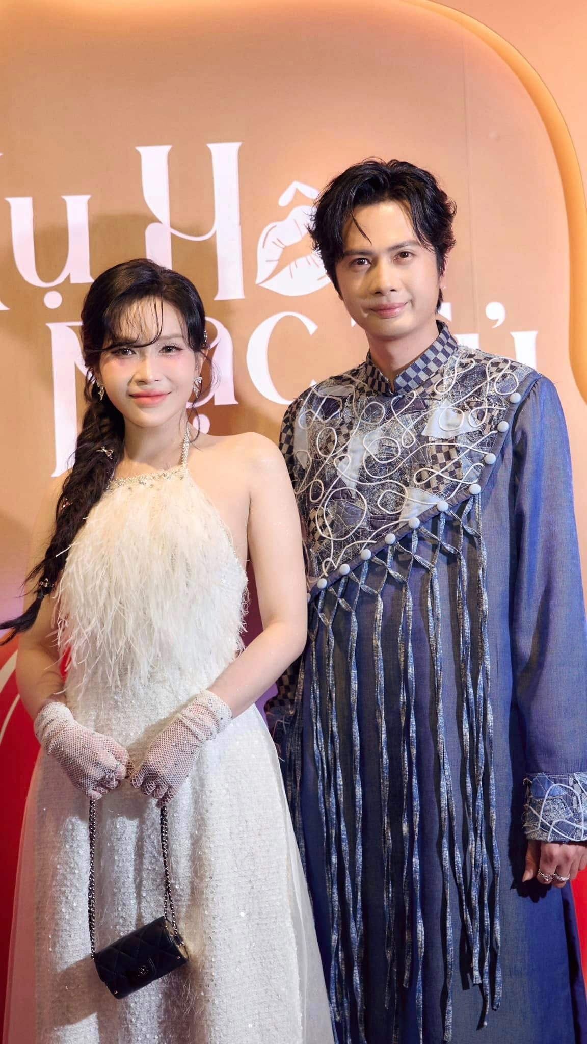 Hai người chỉ đăng ảnh chụp với nửa kia của mình chứ không tương tác với nhau.