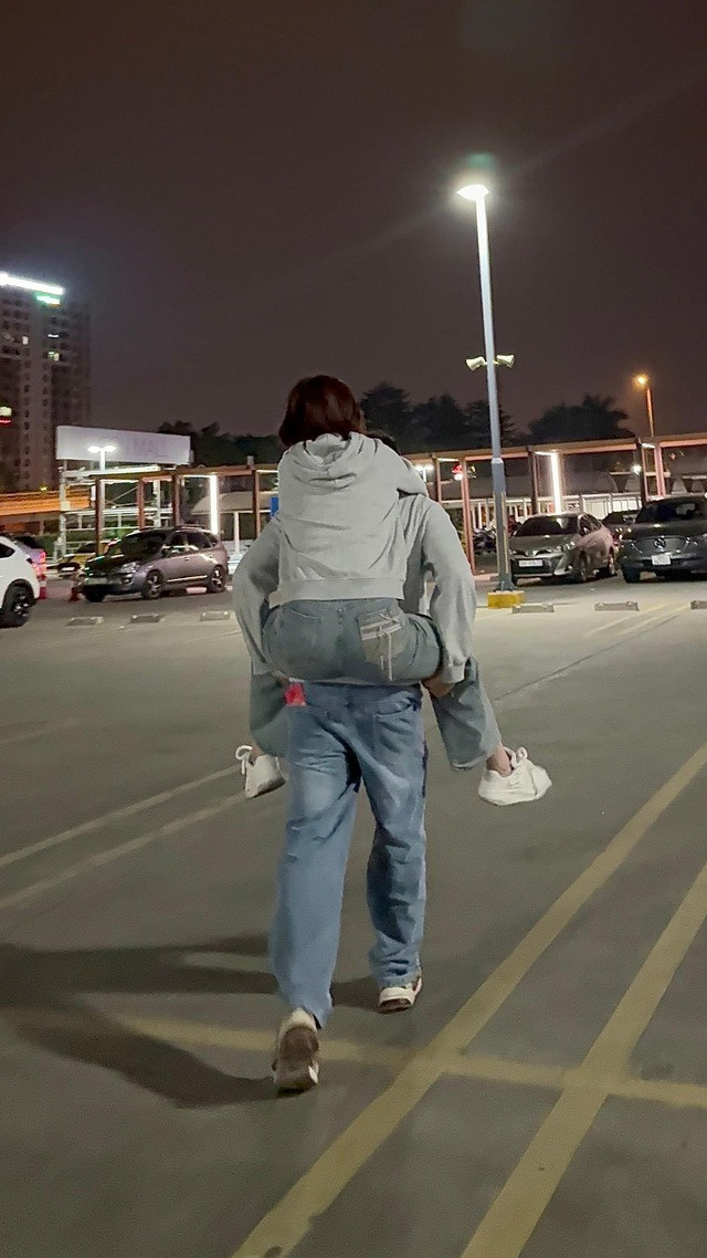 Trước đó nữ diễn viên luôn giấu kín danh tính bạn trai để bảo vệ sự riêng tư cho cả hai. Trước đó nữ diễn viên luôn giấu kín danh tính bạn trai để bảo vệ sự riêng tư cho cả hai.