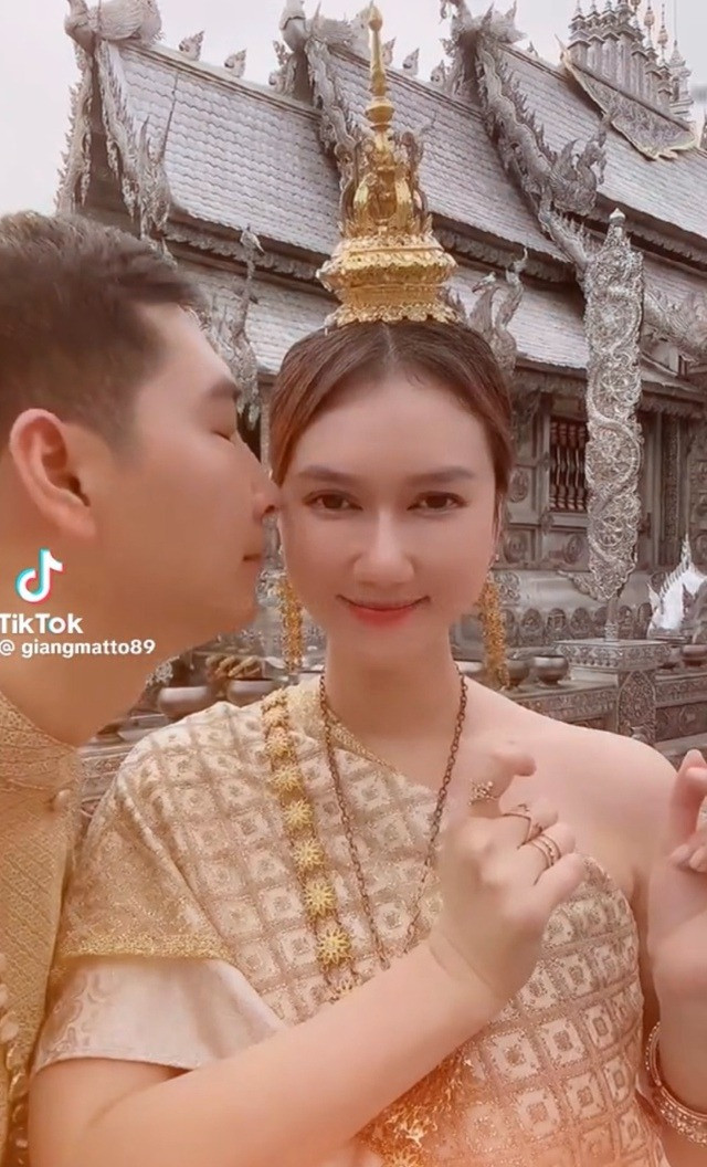 Hương Giang khoe một phần diện mạo bạn trai khi cả hai đi Thái Lan. Hương Giang khoe một phần diện mạo bạn trai khi cả hai đi Thái Lan.