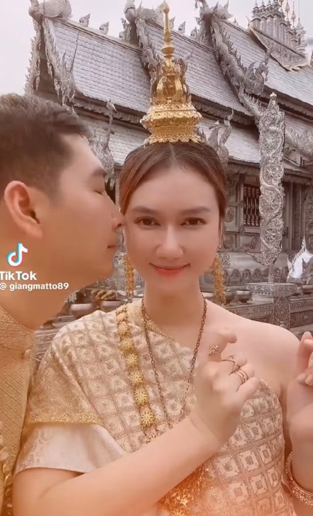 Hương Giang khoe một phần diện mạo bạn trai khi cả hai đi Thái Lan. Hương Giang khoe một phần diện mạo bạn trai khi cả hai đi Thái Lan.