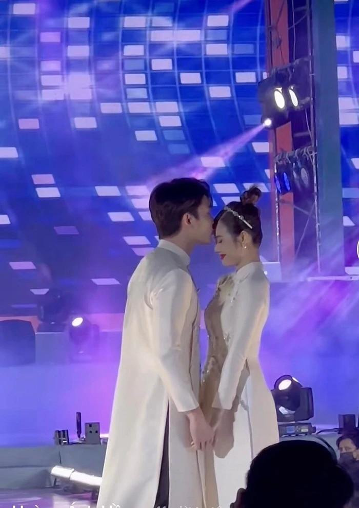 Nụ hôn trán của Đình Tú và Huyền Lizzie khiến khán giả phấn khích Nụ hôn trán của Đình Tú và Huyền Lizzie khiến khán giả phấn khích