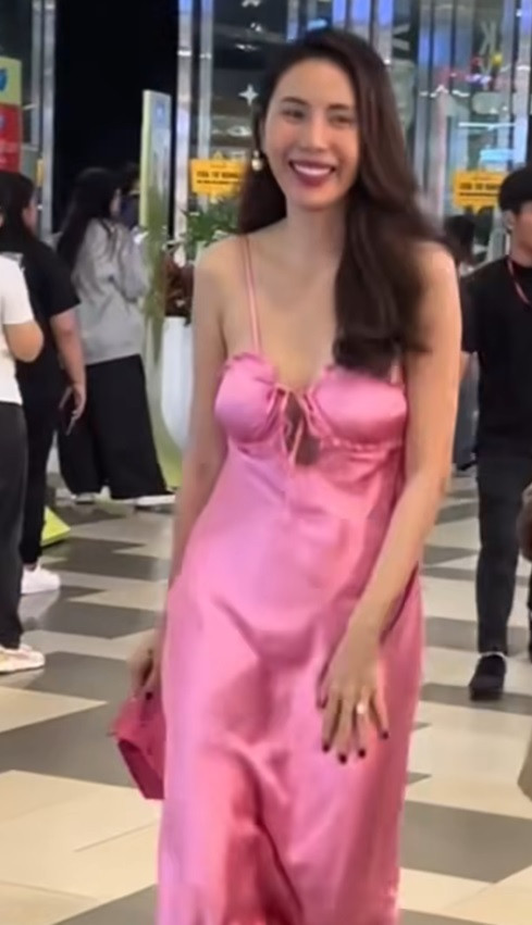 Trang phục đi dự sự kiện nhưng mỏng manh không khác gì váy ngủ. Trang phục đi dự sự kiện nhưng mỏng manh không khác gì váy ngủ.