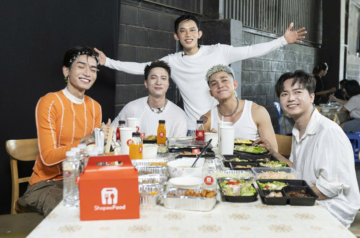 Hình ảnh hậu trường ngập đồ ăn của B.O.F