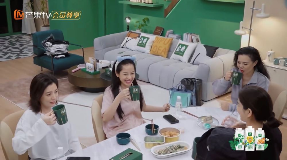 Chi Pu thường xuyên ăn uống giao lưu với các thí sinh khác.