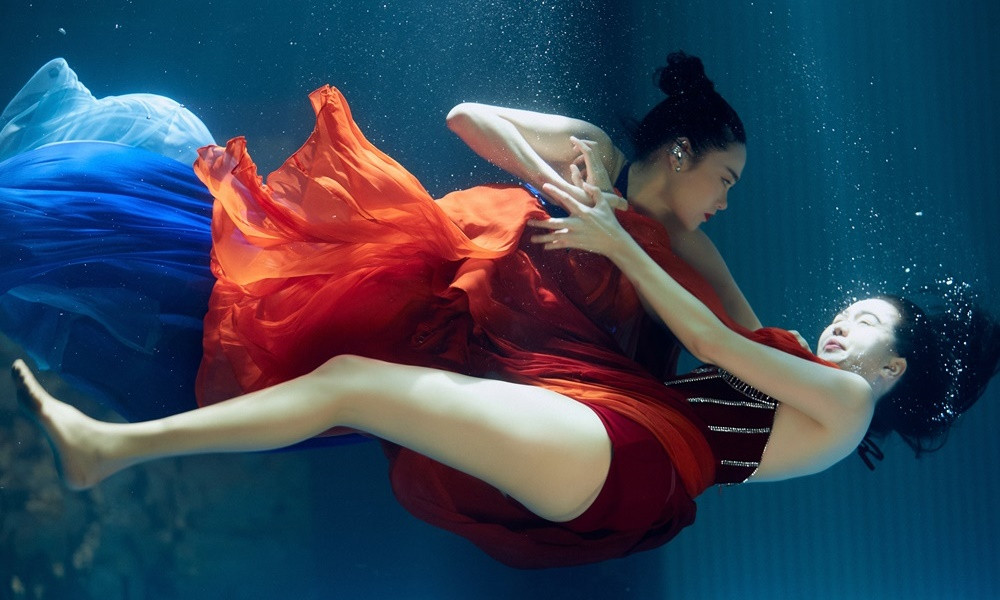 Minh Hằng phải đeo thiết bị đặc biệt để bảo vệ màng nhĩ