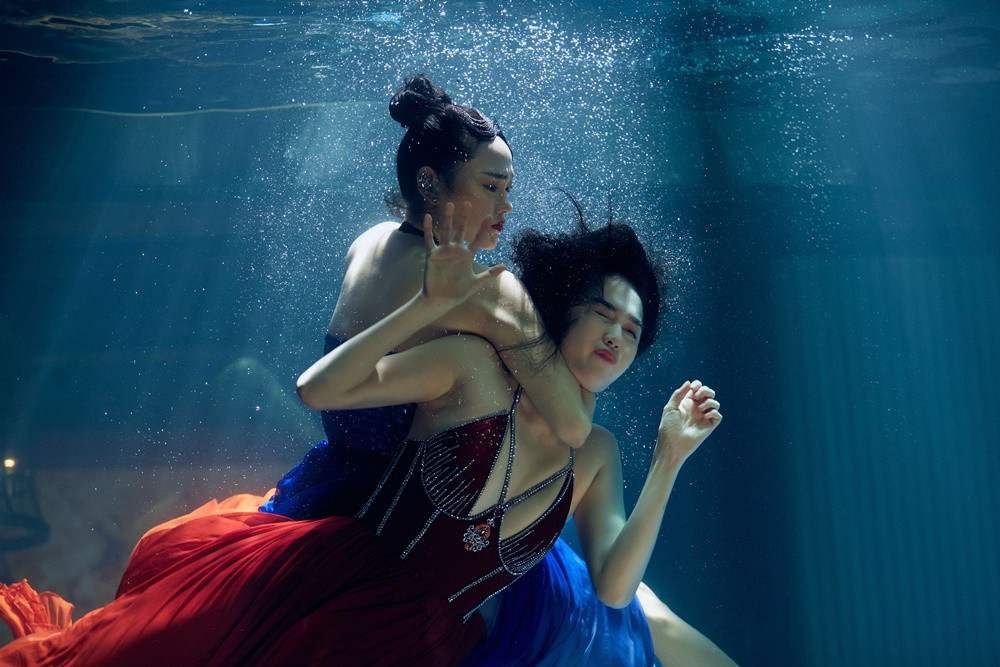 Minh Hằng và Ngọc Trinh có cảnh quay dưới nước rất đẹp mắt