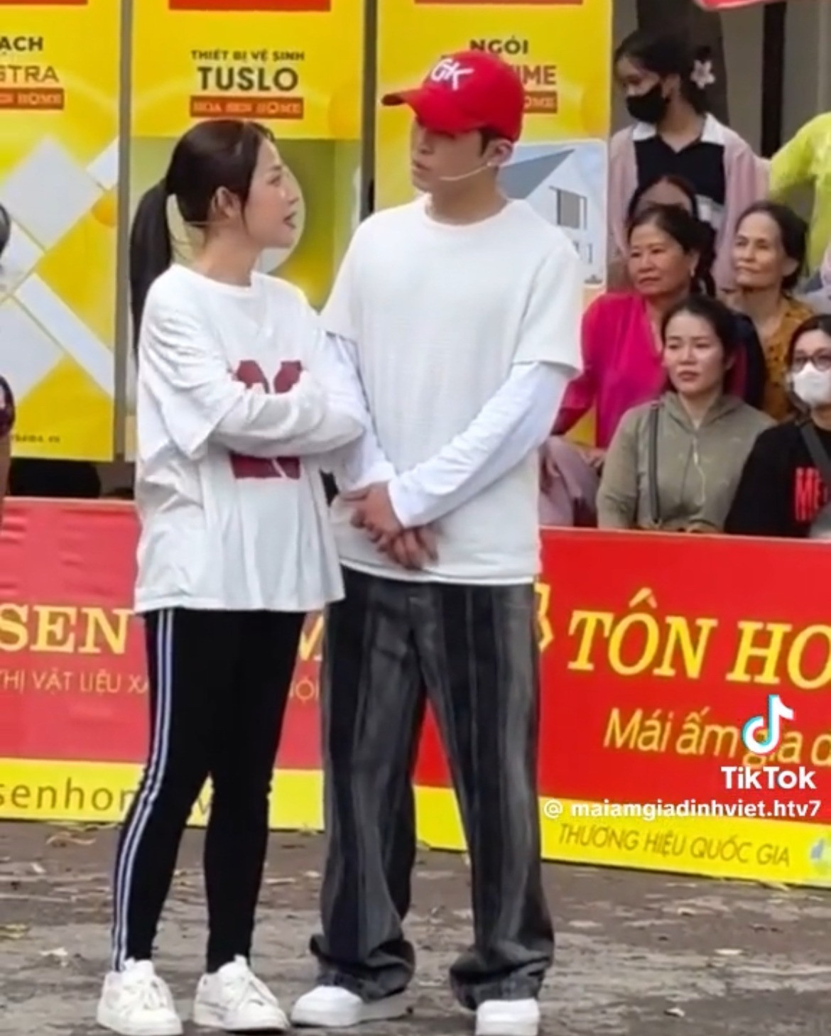 Cô phải nhờ chồng thực hiện thay các thử thách vận động. Cô phải nhờ chồng thực hiện thay các thử thách vận động.