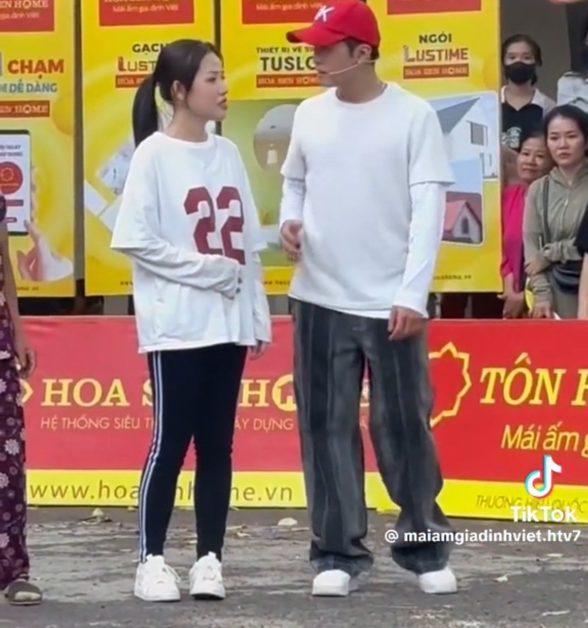 Cô phải nhờ chồng thực hiện thay các thử thách vận động. Cô phải nhờ chồng thực hiện thay các thử thách vận động.