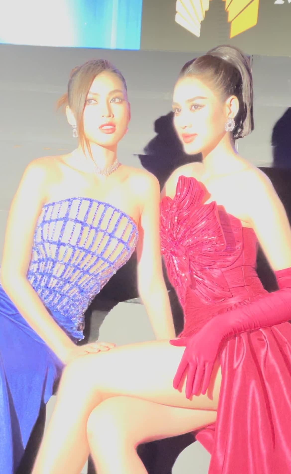 Bức ảnh bị cháy sáng của hai nàng hậu.