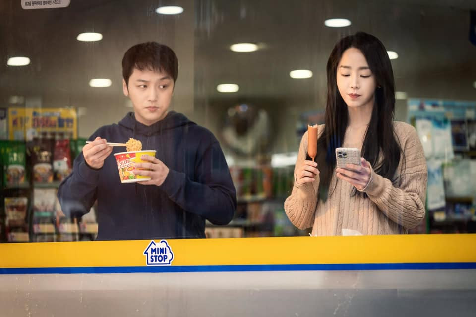 Han Sora không hề biết cô đang bị theo dõi. Han Sora không hề biết cô đang bị theo dõi.