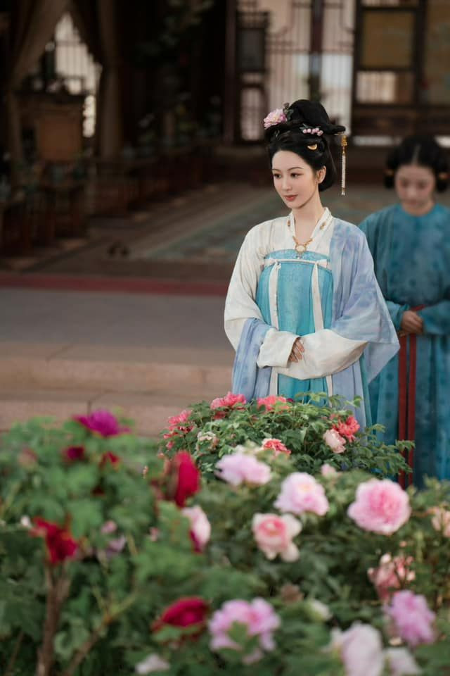 Hoa mẫu đơn xuất hiện nhiều trong các khung hình. Hoa mẫu đơn xuất hiện nhiều trong các khung hình.