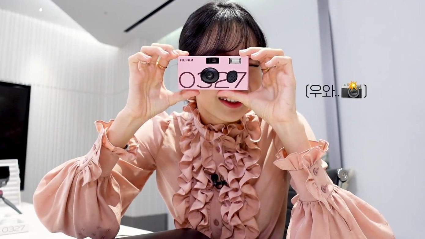 Lisa chi bộn tiền cho đam mê chụp ảnh. Lisa chi bộn tiền cho đam mê chụp ảnh.