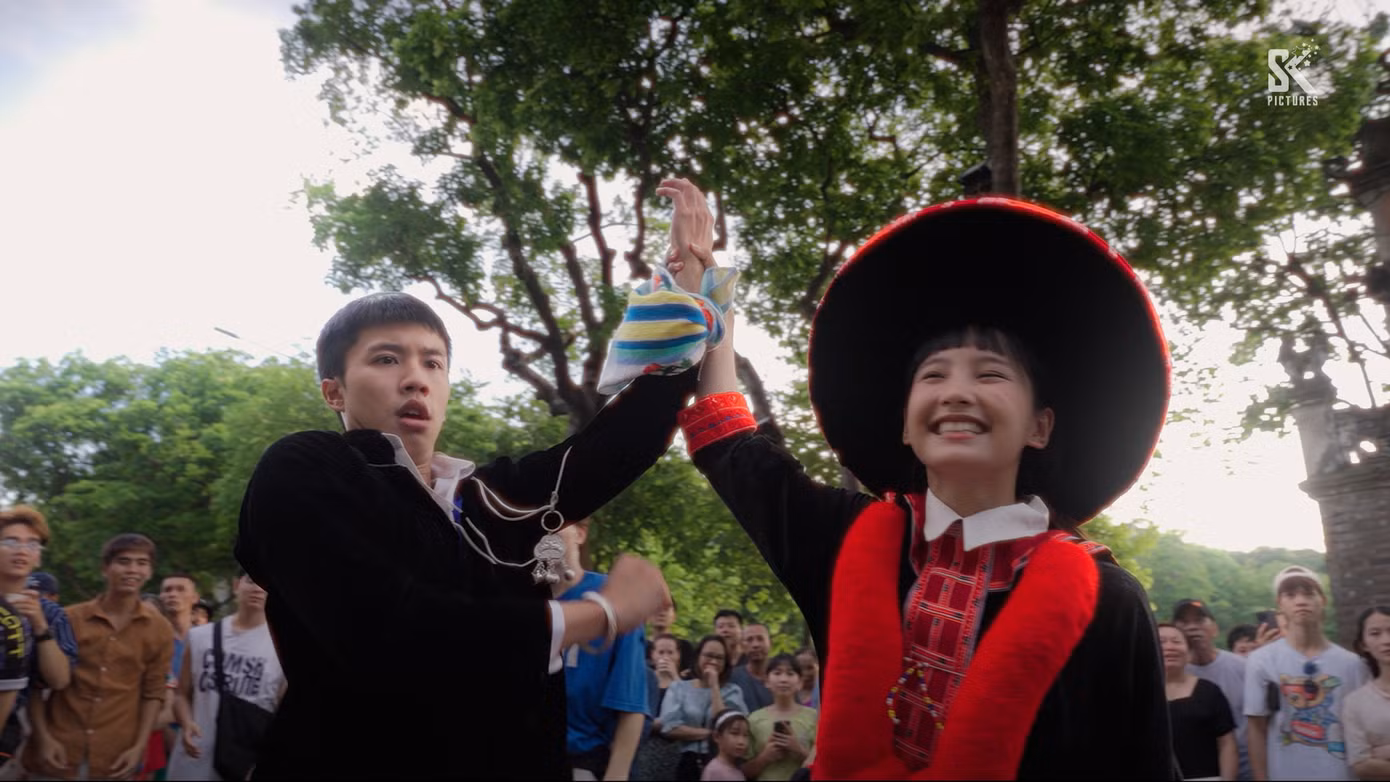 "Đi Giữa Trời Rực Rỡ" ghi điểm nhờ nội dung dễ thương, chưa nhiều drama. "Đi Giữa Trời Rực Rỡ" ghi điểm nhờ nội dung dễ thương, chưa nhiều drama.