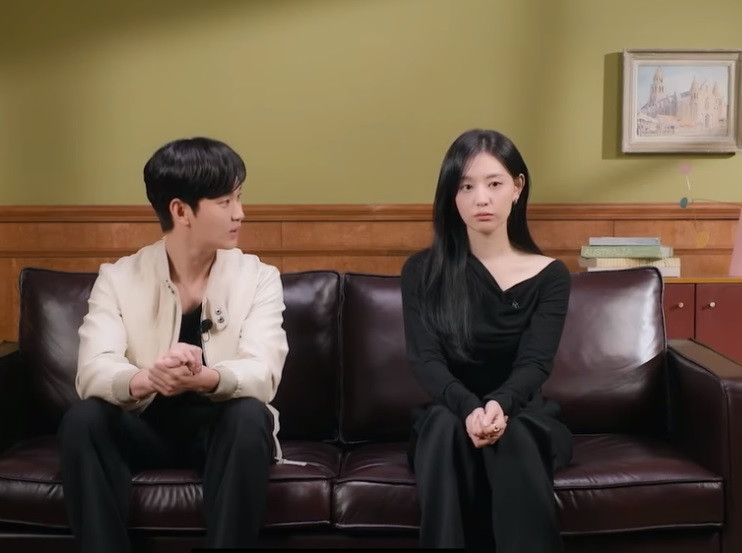 Kim Soo Hyun, Kim Ji Won trò chuyện về phim. Kim Soo Hyun, Kim Ji Won trò chuyện về phim.