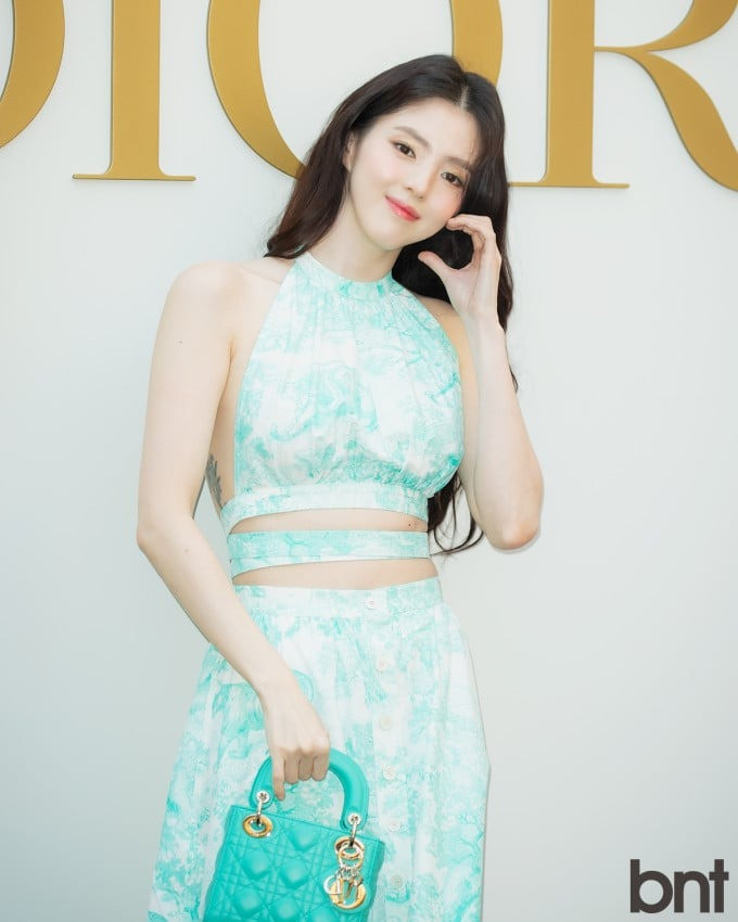 Nhưng nhà mốt vẫn giữ Han So Hee là Đại sứ thương hiệu. Nhưng nhà mốt vẫn giữ Han So Hee là Đại sứ thương hiệu.