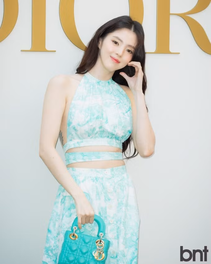 Nhưng nhà mốt vẫn giữ Han So Hee là Đại sứ thương hiệu.