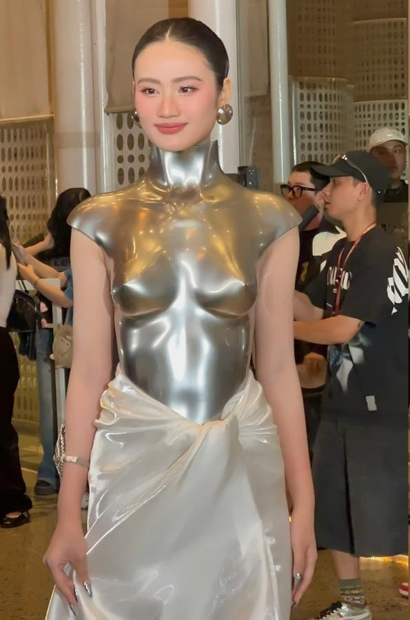 Netizen cho rằng trang phục đã làm khó Ý Nhi.