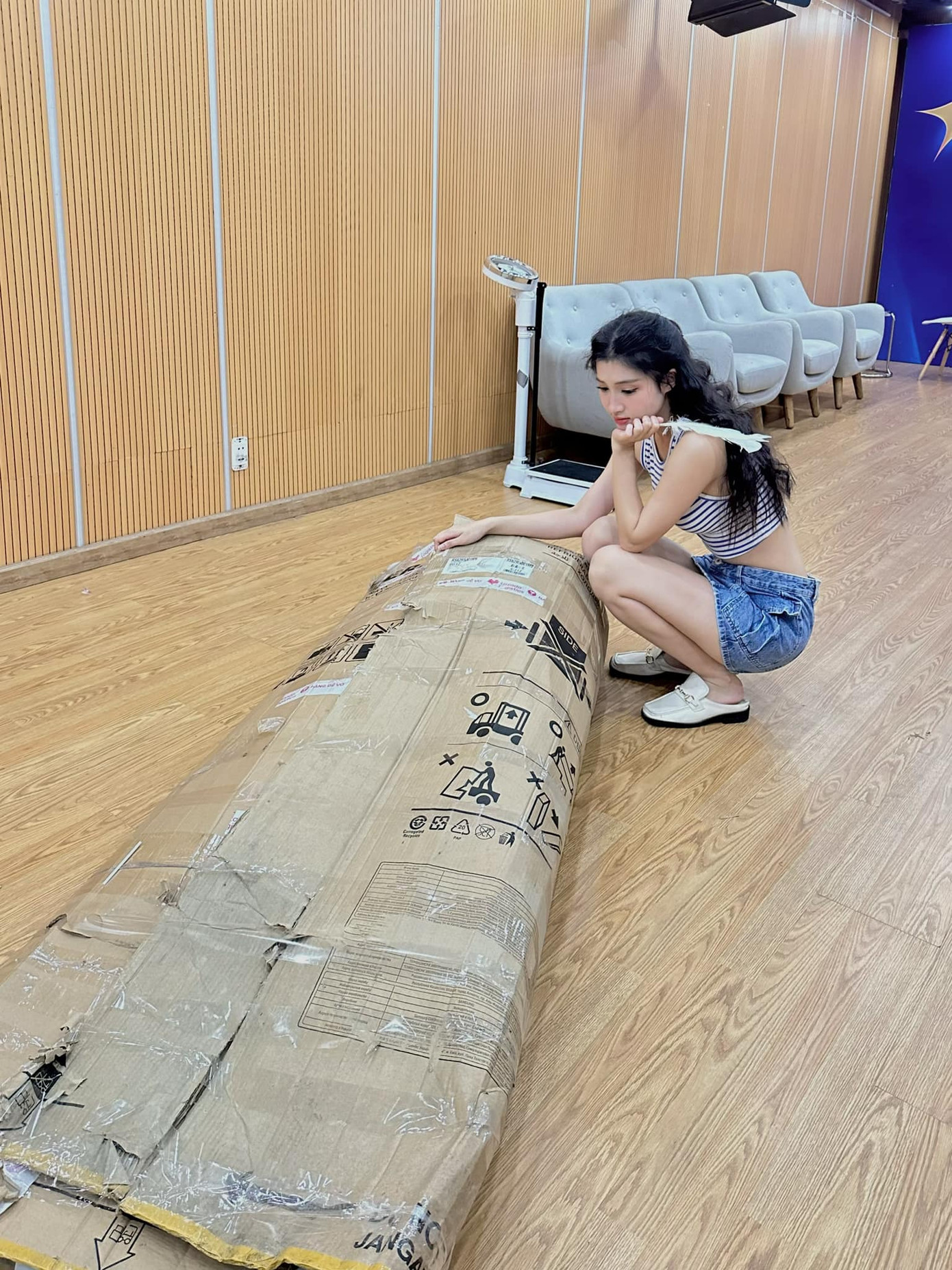 Kiện đồ siêu to khổng lồ khiến nhiều người thắc mắc. Kiện đồ siêu to khổng lồ khiến nhiều người thắc mắc.