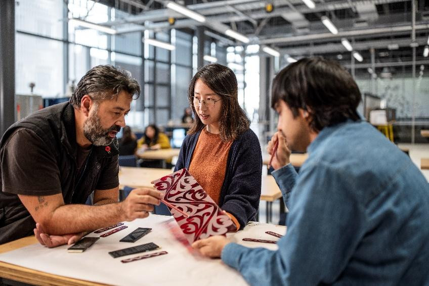 Ngày càng nhiều ngành học mở ra lựa chọn để sinh viên học trực tuyến giai đoạn đầu và tiếp tục với việc học trực tiếp tại New Zealand sau này.