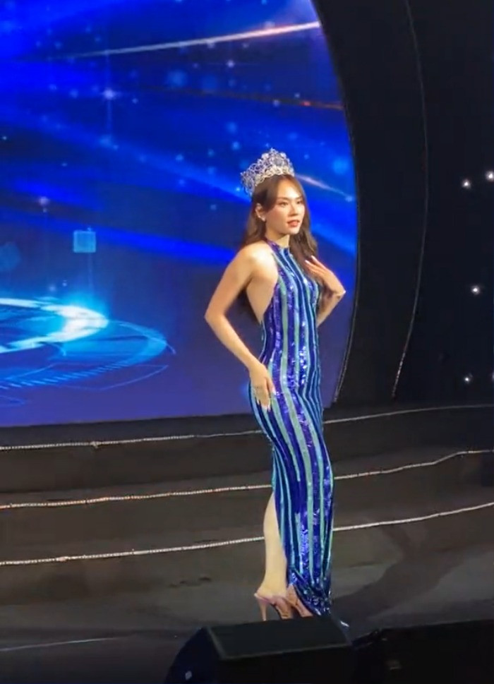 Váy của cô rất ôm, giày lại quá cao.