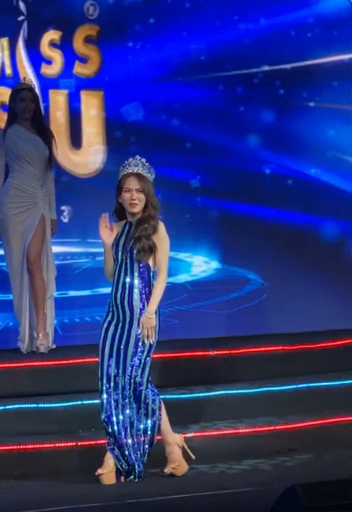 Mai Phương từ chối bước lên bục cao.