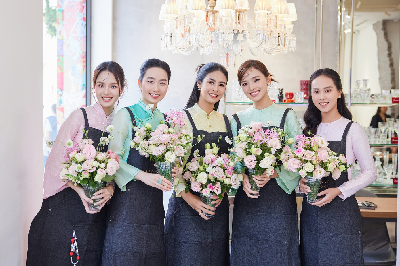 'Nàng Hậu' đi học cắm hoa cùng hội chị em thân thiết. 'Nàng Hậu' đi học cắm hoa cùng hội chị em thân thiết.