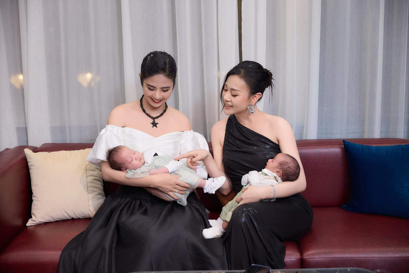 Ngọc Hân tới mừng đầy tháng con diễn viên Phương Oanh. Ngọc Hân tới mừng đầy tháng con diễn viên Phương Oanh.