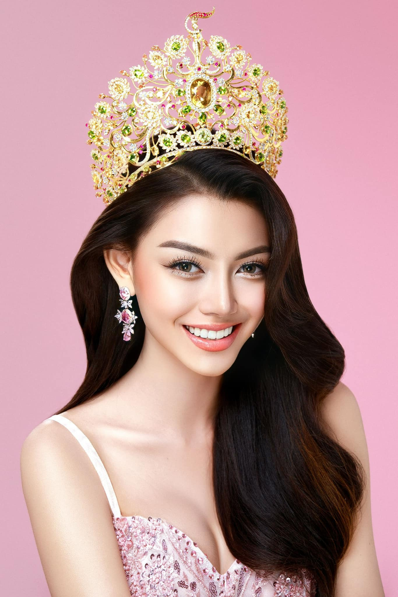 Hiện giờ cô còn không nhận mình là Miss Grand Myanmar. Hiện giờ cô còn không nhận mình là Miss Grand Myanmar.