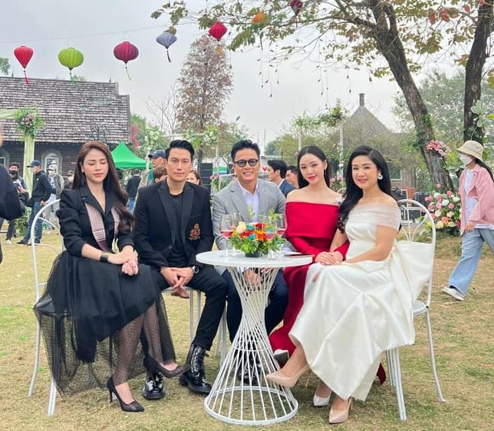 Bản thân Hồng Đăng cũng có ảnh "dìm hàng" Lương Thu Trang và Việt Anh - phim Hướng Dương Ngược Nắng. Bản thân Hồng Đăng cũng có ảnh "dìm hàng" Lương Thu Trang và Việt Anh - phim Hướng Dương Ngược Nắng.