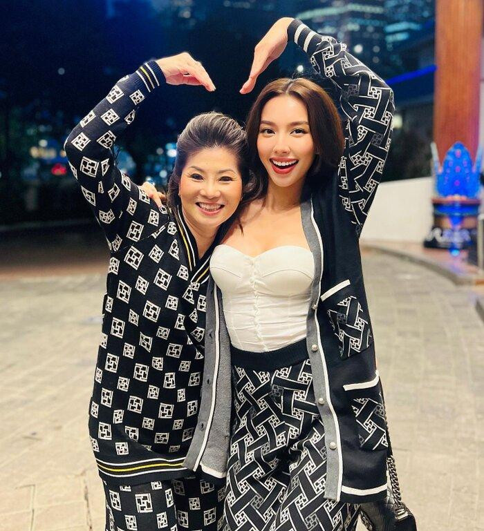 ... trong khi bà Teresa vẫn rất thân thiết với Thùy Tiên